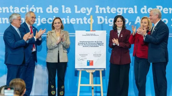 Promulgan Ley Integral de personas mayores: normativa establece 15 derechos fundamentales La nueva legislación, la cual pone foco en los "abandonos sociales", cuenta con un plazo de un año para su implementación.