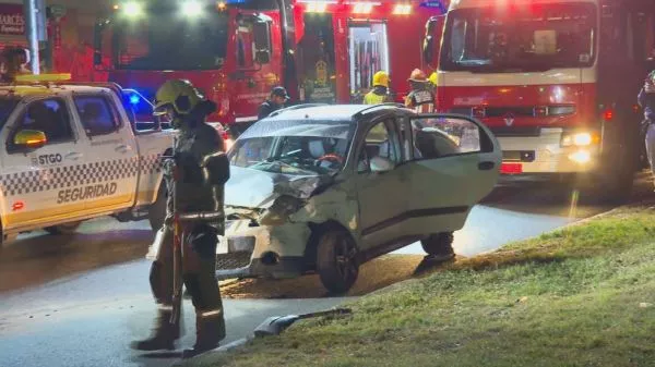 Tres personas lesionadas tras accidente de tránsito en Santiago Centro: conductor manejaba sin licencia de conducir Por motivos que se investigan, un vehículo particular colisionó a gran velocidad contra un furgón.