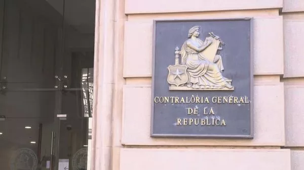 Contraloría detecta irregularidades en 322 municipalidades por renovación de permisos de circulación Ante esta situación, el organismo contralor ordenó la apertura de sumarios administrativos para determinar responsabilidades.