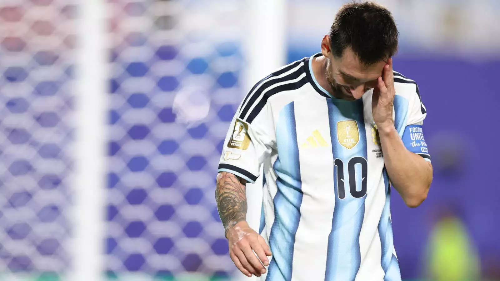 Lionel Messi emocionado tras marcarle a Argelia.