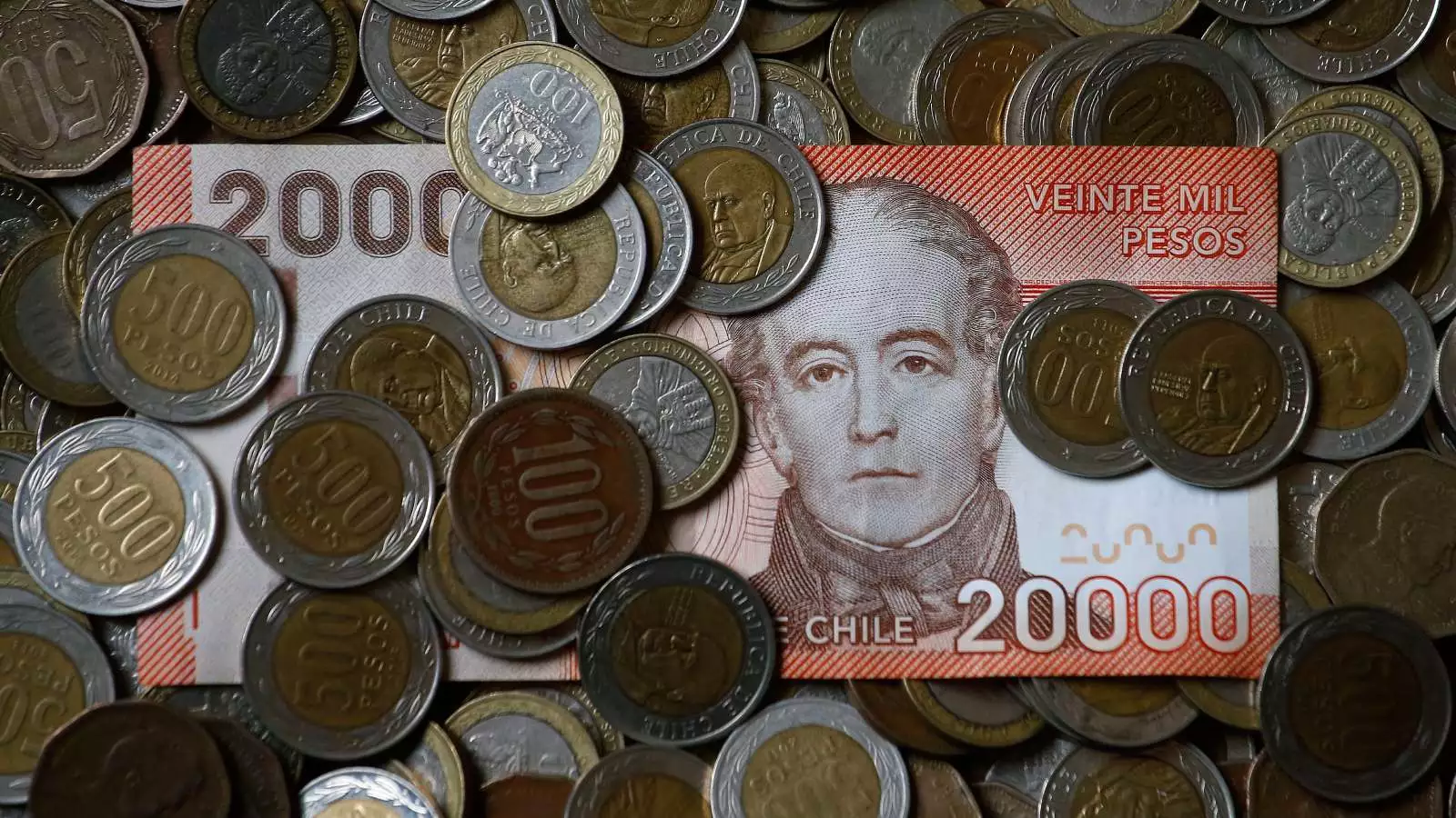Billete de 20 mil pesos y monedas de distinta denominación