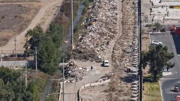 Calle tapada con basura: Maipú anuncia querella por vertedero ilegal de Las Industrias "Aquí llegaron a haber más de 35 mil m³ de basura, bloqueando por completo esta calle y, entre más retiraba el municipio, más basura venían a botar de manera ilegal", sostuvo el alcalde Tomás Vodanovic.