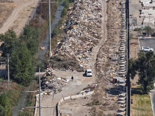 Maipú presentará querellas contra quienes botaron basura en vertedero ilegal de Las Industrias