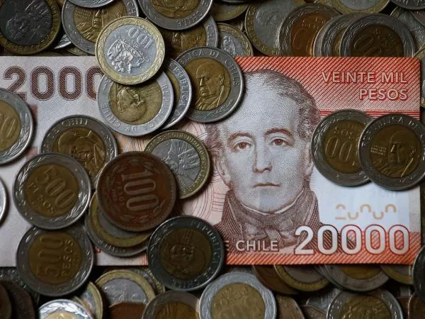 Billete de 20 mil pesos y monedas de distinta denominación