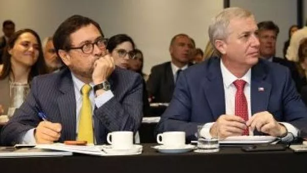 ADICA cuestiona aumento de embajadores políticos y advierte que estas designaciones alcanzan el 26% del total La declaración se da luego de que el Gobierno del Presidente José Antonio Kast informara nuevas designaciones diplomáticas.