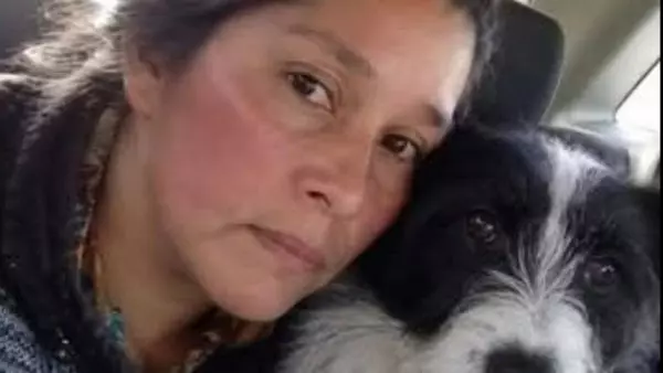 "Ella andaba con su perrito": mujer salió a buscar sus animales y desapareció en Quellón Doris Chiguay, de 54 años, desapareció el pasado domingo en el sector rural de San Juan de Chadmo. Su esposo aseguró que salió a buscar unos animales junto a su perro y que no llevaba teléfono celular.