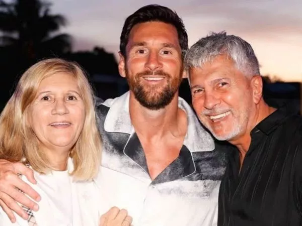 Lionel Messi junto a su madre, Celia Cuccittini y su padre, Jorge Messi