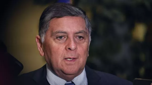 Escándalo por niños haitianos: Alvarado responde a Thayer y asegura que excónsul en Puerto Príncipe está sumariado El biministro respondió a las declaraciones de Luis Thayer, señalando que "nos hacen perder el foco del problema principal".