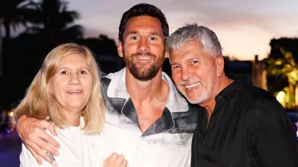 Lionel Messi junto a su madre, Celia Cuccittini y su padre, Jorge Messi