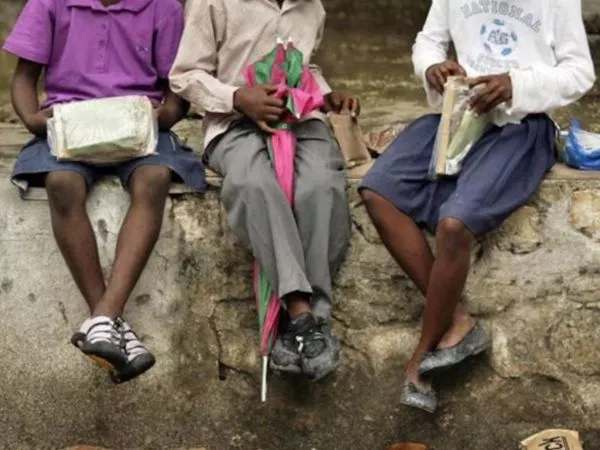 Niños haitianos sentados