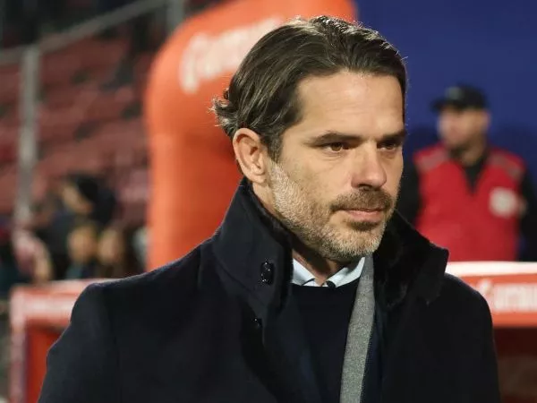 Fernando Gago dirigiendo un partido de la Universidad de Chile