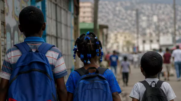 ¿Dónde están los niños haitianos?: Gobierno investigará vuelos y agencias El preinforme de Contraloría detectó fallas en procesos de reunificación familiar, mientras autoridades investigan la ubicación de cientos de menores y eventuales responsabilidades administrativas.