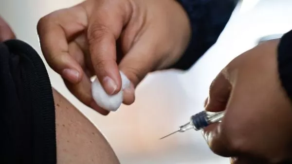Centros de vacunación abiertos en la RM este fin de semana A raíz de la alza en las cifras de influenza, el Ministerio de Salud habilitó en su portal web un buscador de vacunatorios abiertos este fin de semana.