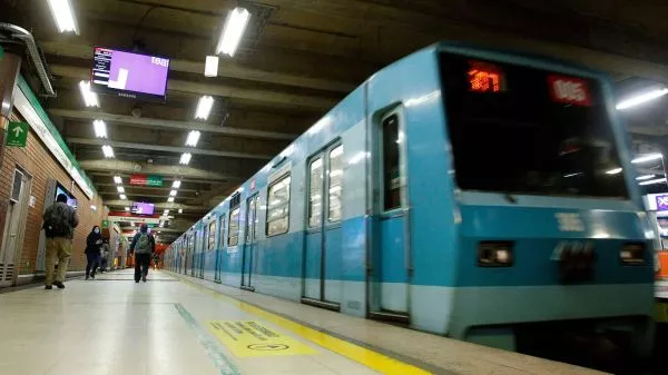 Metro de Santiago suspende servicio en Línea 1 por persona en la vía Las estaciones San Pablo, Neptuno y Pajaritos se encuentran cerradas, suspendiendo también la combinación con Línea 5. Red Movilidad reforzó los recorridos de buses en la zona.