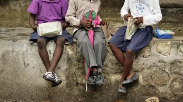 Niños haitianos sentados
