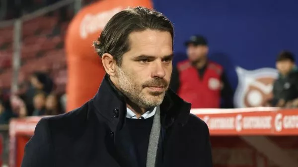 Alarma en la U por el estado de salud de Fernando Gago: "Se está sometiendo a exámenes" El entrenador de los azules fue internado durante la madrugada de este viernes y no estará al mando de los entrenamientos del primer equipo.