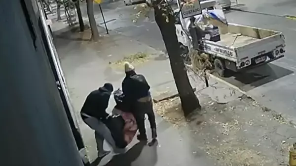 En alrededor de 5 minutos: delincuentes roban $7 millones en carne desde local en Santiago Una banda organizada forzó los accesos de un local en Santiago y sustrajo millonarios productos en alrededor de cinco minutos. Cámaras registraron el hecho.