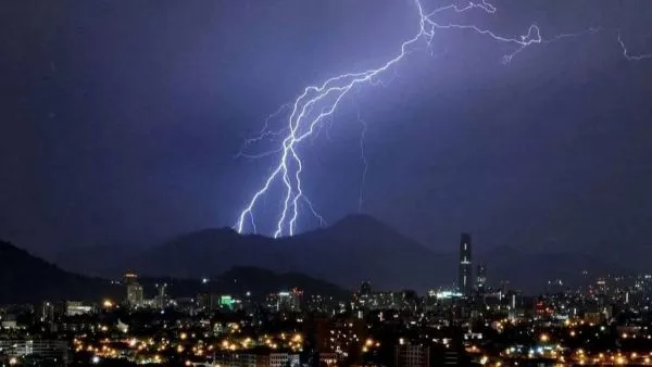 Emiten aviso por posibles tormentas eléctricas este fin de semana en tres regiones del país Según la información de la Dirección Meteorológica de Chile este fenómeno climático afectaría este fin de semana en las zonas centro y sur del país..