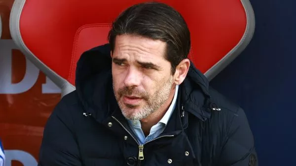 Fernando Gago dirigiendo un partido de la Universidad de Chile