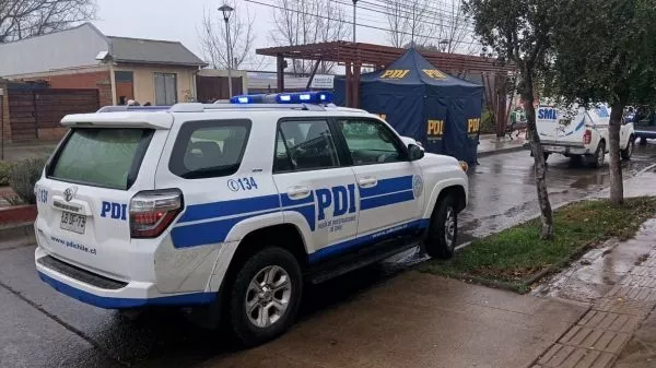 Personal de la PDI realizando peritajes tras femicidio en Cumpeo
