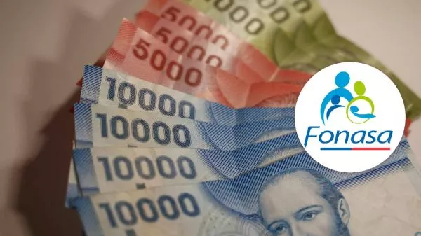 Billetes de distinta denominación con el logo de Fonasa