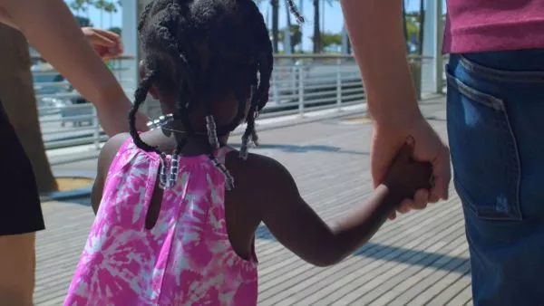 PDI encuentra 52 niños haitianos que entraron a Chile: "No es así que nadie se preocupó de ellos en el aeropuerto" Los menores de edad estaban escolarizados e ingresados al sistema de salud, dijo el director Cerna: "Que entraron libremente y nadie se preocupó como si fueran invisibles, no es así", dijo.