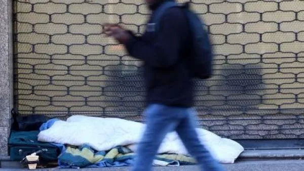 Activan Código Azul en seis zonas del país para apoyar a personas en situación de calle ante bajas temperaturas Para solicitar apoyo, se encuentra disponible el Fono Calle 800 104 777, opción 0, además del sitio web de Código Azul.