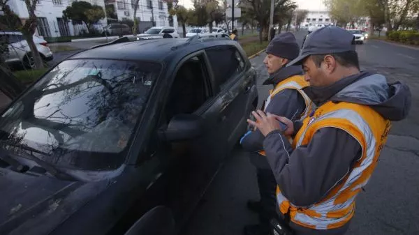 Restricción vehicular: revisa las patentes que no podrán circular este martes 23 de junio La medida regirá de lunes a viernes, a excepción de feriados, entre las 07:30 y 21:00 horas en las calles de la provincia de Santiago y en las comunas de San Bernardo y Puente Alto.