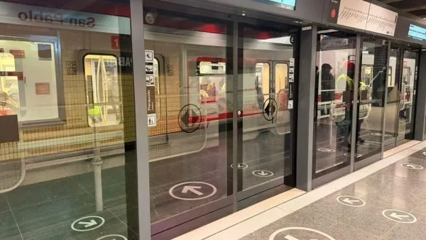 Metro inaugura primera estación con puertas de andén en Línea 1: cuáles se sumarán en 2026 Según detalló el biministro De Grange, la meta es que la totalidad de las estaciones de la Línea 1 cuenten con este sistema de seguridad el 2028.