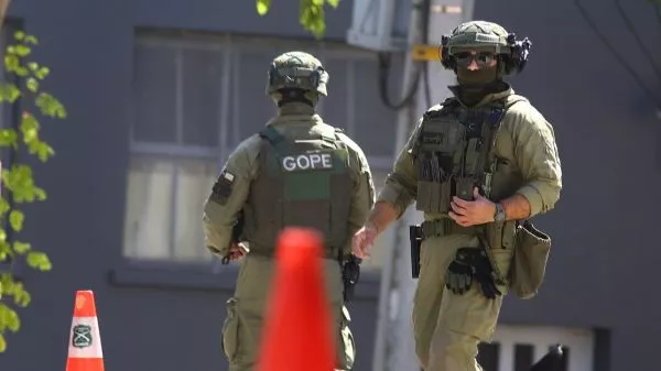 Falsos avisos de bomba: estas son las penas que arriesgan los responsables Las amenazas obligaron a evacuar el Centro de Justicia, Tribunales y el GAM en Santiago. Las autoridades anunciaron acciones legales ante un delito que contempla sanciones que pueden incluir cárcel.