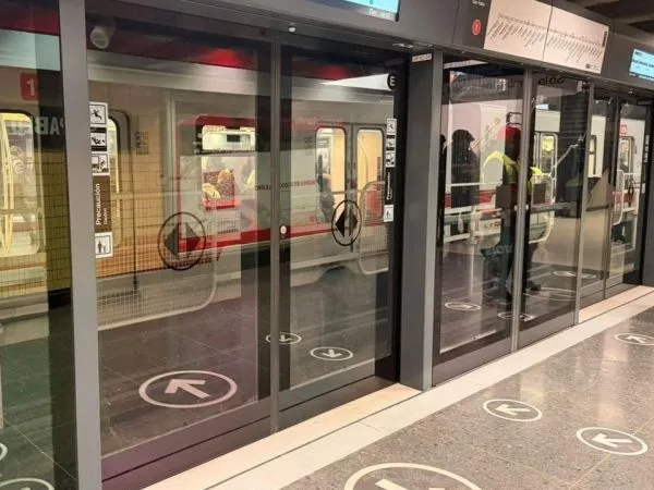 Metro inaugura primera estación con puertas de andén
