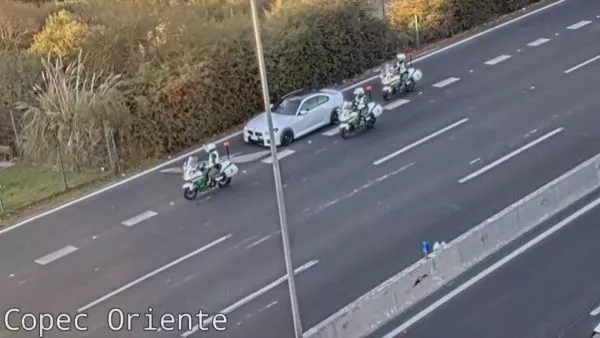 Video muestra a conductor circulando a 264 km/h por Costanera Norte: fue detenido por Carabineros Tras la detención, se confirmó que el conductor corresponde a un ciudadano chileno de 38 años, quien ya tenía antecedentes por conducción en estado de ebriedad.