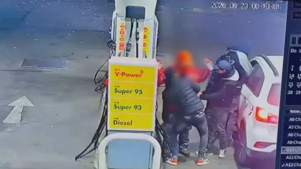 VIDEO: estos son los delincuentes de la encerrona donde murió un niño de 12 años en San Bernardo El video de una estación de servicio revela el primer robo del grupo delictual que, minutos más tarde en la Ruta 5 Sur, asaltó a una familia provocando el fallecimiento de un menor.