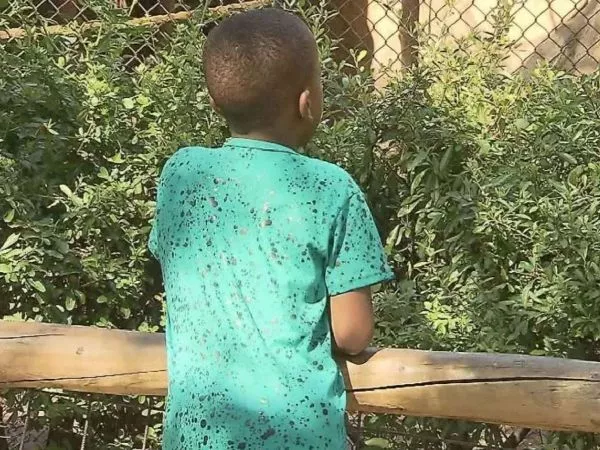 Imagen referencial de un niño haitiano de espaldas