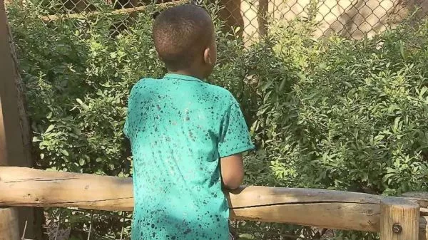 Imagen referencial de un niño haitiano de espaldas
