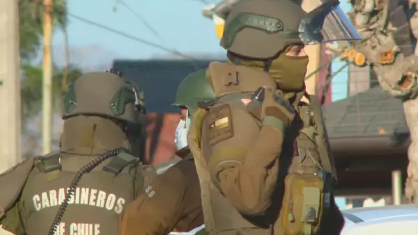 Muerte de niño en San Bernardo: autores de encerrona cometieron 5 delitos, incluyendo violento asalto a carabinero Entre los detenidos está un menor de edad quien era el conductor del auto robado con que realizaron la encerrona. En el marco de las diligencias además se detuvo a un cuarto individuo pero por el delito de receptación.