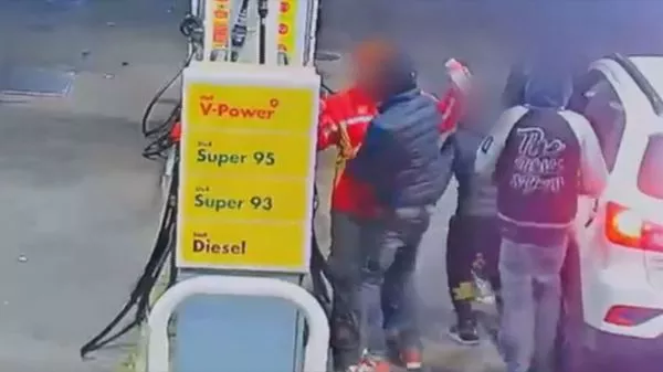 4 ingresos preventivos y varios delitos: menor de 17 años es el "líder" de la banda que asesinó a niño tras encerrona en San Bernardo El antisocial conducía el vehículo que arrastró al niño de 12 años. Además, ya registraba cuatro ingresos fallidos a programas estatales de reinserción.