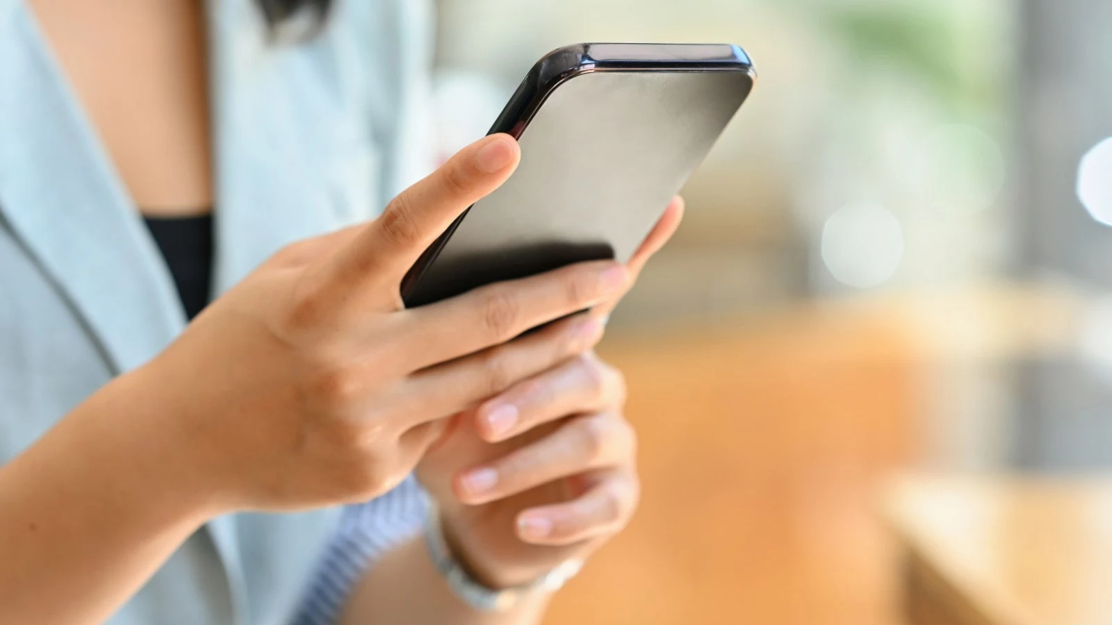 Persona enviando mensajes de WhatsApp