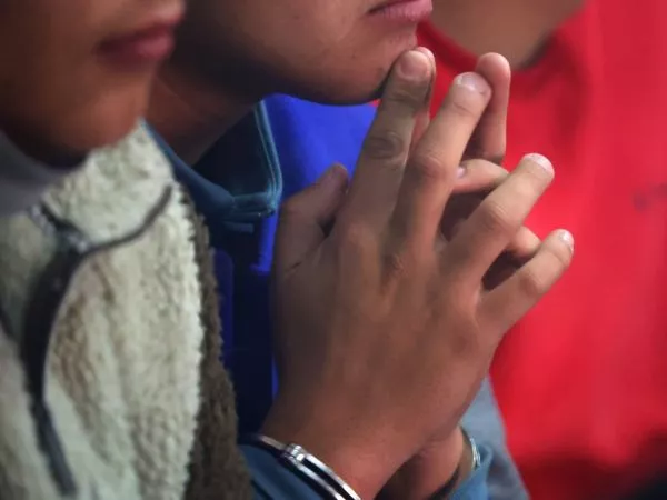 Adolescente en un control de detención