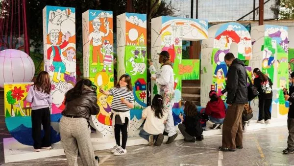 Déficit de juego: niños y niñas en Chile tienen 6.000 horas menos de lo recomendado La comunidad experta llamó a la "desconexión" en vacaciones de invierno. El juego en la infancia es clave para el aprendizaje, creatividad, motricidad y fortalecimiento de los lazos sociales.