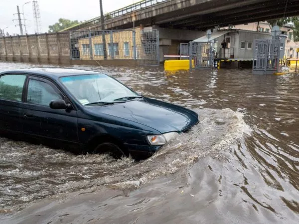 Automóvil en medio de una inundación