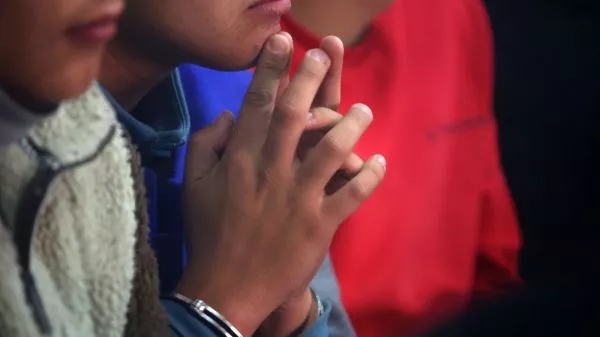 Adolescente en un control de detención