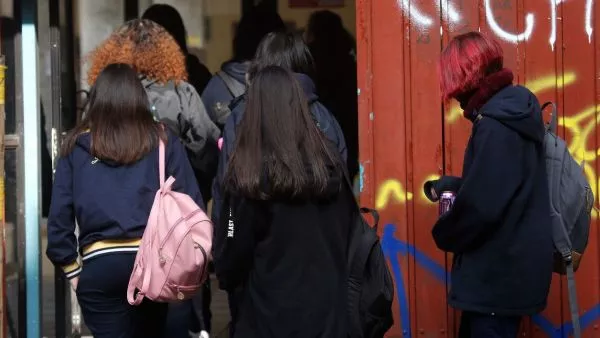 Los 4 puntos del proyecto de Escuelas Protegidas que el TC declaró inconstitucionales "Nosotros creíamos que era buena idea que hubieran mayores atribuciones para la revisión de mochilas y otras cosas en los colegios", expresó el ministro de Seguridad Pública, Martín Arrau.