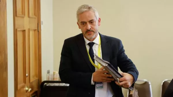 Thayer defiende gestión en Migraciones: memorándum sobre niños haitianos "tiene fundamento legal" Ante la Comisión de Gobierno de la Cámara, el exdirector del Servicio Nacional de Migraciones hizo una autocrítica respecto a un vuelo con nueve menores de edad: "Pudimos haber priorizado el interés superior del niño y el derecho a la unidad familiar".