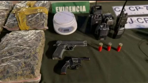 Fuerte olor delató su escondite: tres sujetos fueron detenidos en operativo en Cerro Navia Durante la acción, Carabineros logró incautar cuatro bloques de marihuana prensada que los sujetos habían intentado esconder dentro de un electrodoméstico.