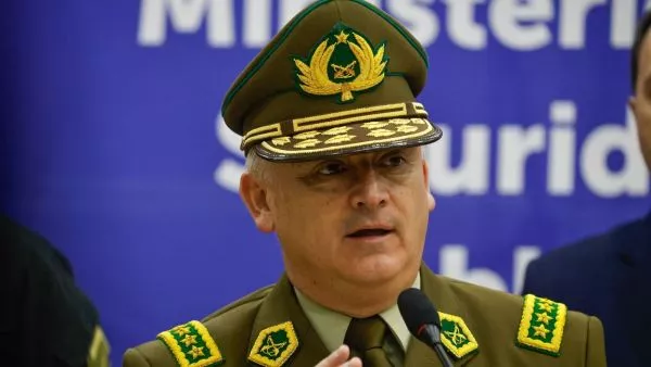 "Hacemos un llamado a los padres": director de Carabineros por detención de involucrados en fatal encerrona "Hay una responsabilidad moral de saber que es lo que hacen sus hijos en las noches, porque están atemorizando a toda la juventud", expresó Marcelo Araya, general director de Carabineros.