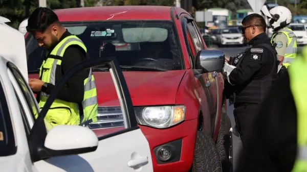 Restricción vehicular: revisa las patentes que no podrán circular este jueves 25 de junio La medida regirá de lunes a viernes, a excepción de feriados, entre las 07:30 y 21:00 horas en las calles de la provincia de Santiago y en las comunas de San Bernardo y Puente Alto.