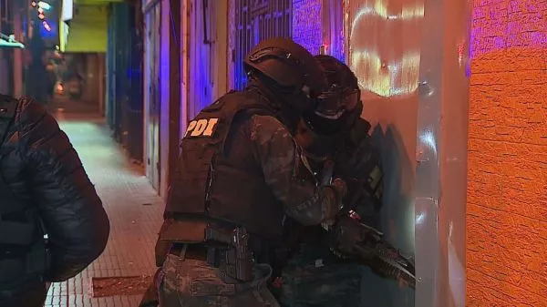 PDI detiene a al menos tres personas tras allanamientos en 29 casinos clandestinos El operativo, desarrollado entre la Región Metropolitana y la Región de Valparaíso, corresponde a una segunda etapa de la investigación denominada "Muralla Oriental".