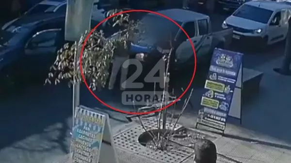 Carabinero en retiro balea a ciclista en su pie tras fuerte discusión vial en pleno centro de Santiago El exuniformado se autodenunció en una comisaría.