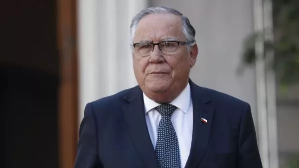 Campos advierte que agricultores deberán pagar por el agua: "No es como el aire, que es infinito" "Lo digo con todo cariño y respeto, amigos agricultores: van a tener que cambiar el switch. No solamente ellos, todos", sostuvo el ministro de Agricultura.
